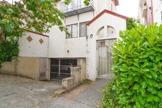 Building Photo - 2 Bedroom Condo Close to UC Berkeley!