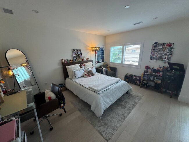 Building Photo - Luxury Coastal Living – Brand New Custom H...