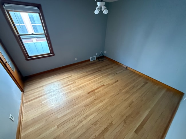 Building Photo - 3-Bedroom Home Just Steps from Lake Michigan! Prime location!