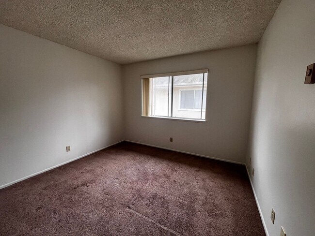 Building Photo - 752 W Hemlock St