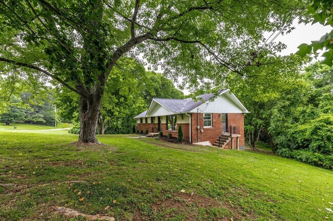 Building Photo - 418 Foothill Dr