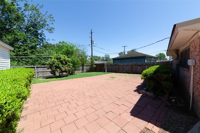 Building Photo - 8826 Roos Rd