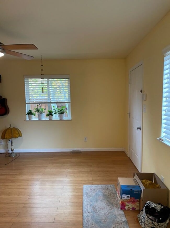 Building Photo - CHARMING 2 BED/1 BATH COZY COTTAGE LOCATED...