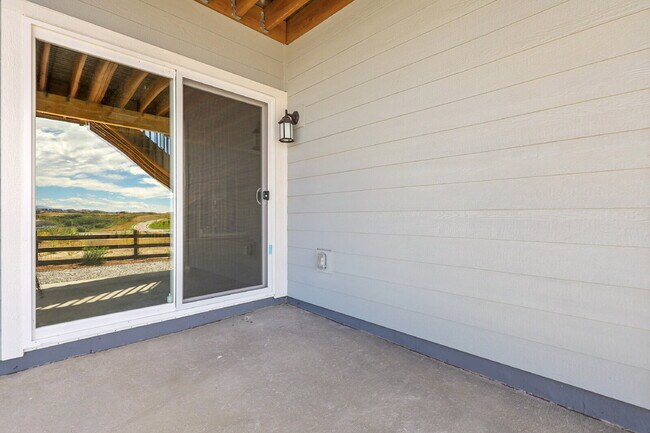 Building Photo - $3,250.00, 3 bed, 2.5-bath located in Cast...