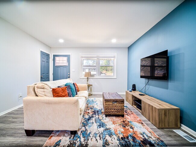 Building Photo - "Charming 2-Bedroom Retreat with Granite Elegance on Thornton Road!"