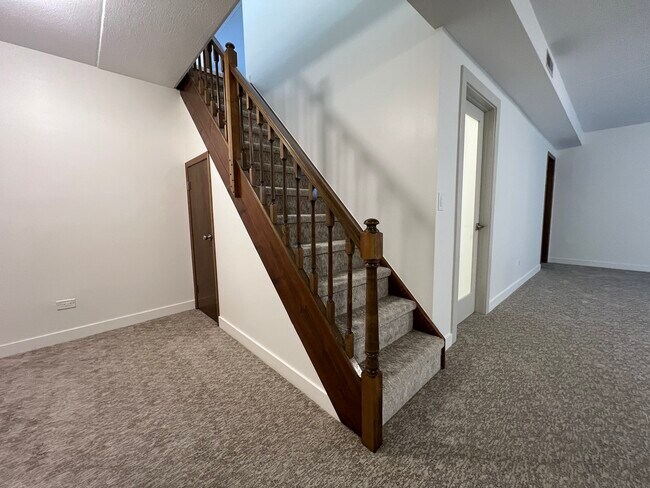 Building Photo - 2416 W Foster Ave