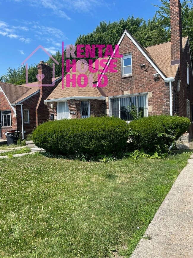 Building Photo - 3 BEDROOM 2 BATH BUNGALOW FREE PRE-SCREEN