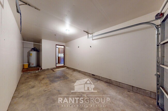 Building Photo - Great Location! Quiet Duplex!