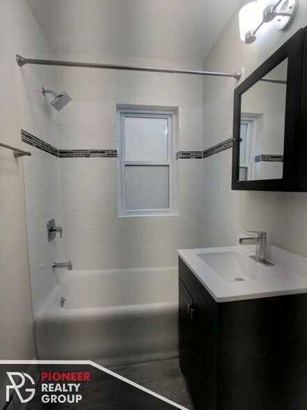 Building Photo - 3814 N Greenview Ave