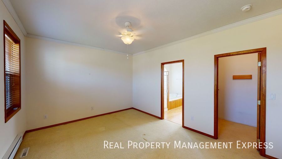 Building Photo - 305 N Pine Lake Dr