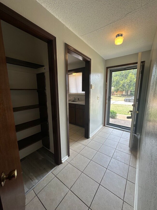 Building Photo - 3904 Overland Dr