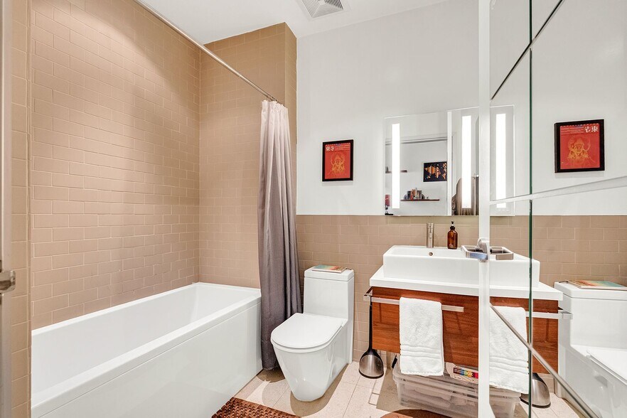 Building Photo - Hollywood Luxury Condo — 2 Beds • 2.5 Bath...