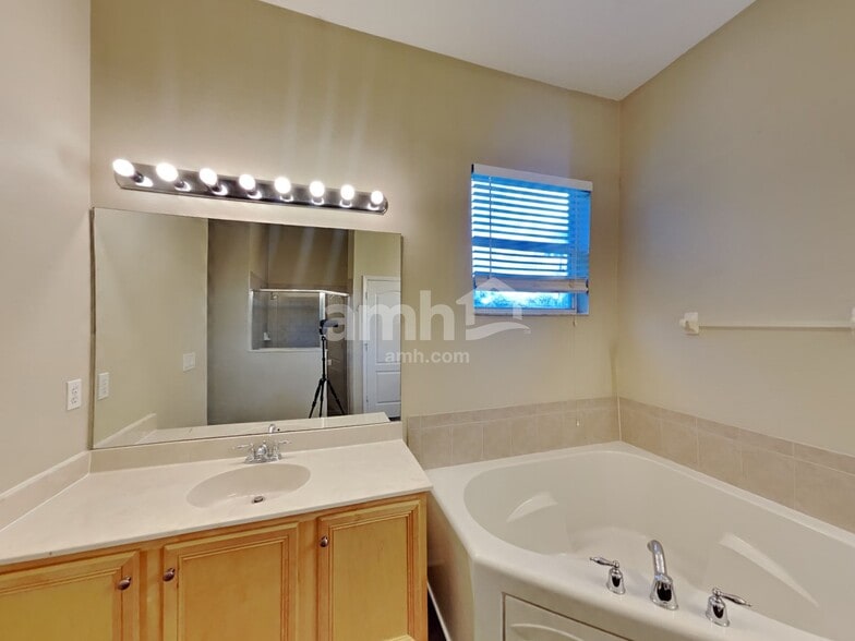 Building Photo - 20052 Bluff Oak Blvd