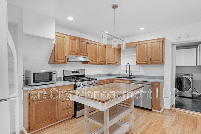 Building Photo - 639 Harvey St