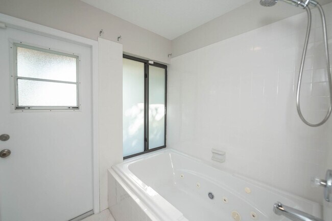 Building Photo - Welcome to this spacious three-bedroom, three-bath home in the heart of Palm Bay