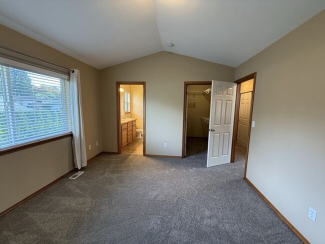 Building Photo - Spacious 5BD/3BTH Everett Home for Lease N...