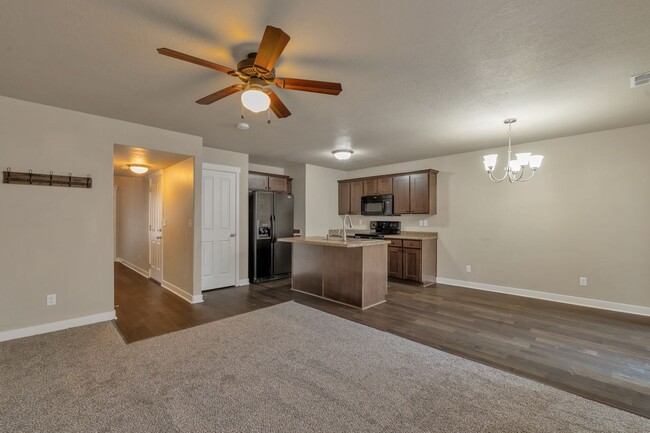 Building Photo - Amazing 2 Bed - 2.5 Bath Townhome in West Haven! Available NOW!