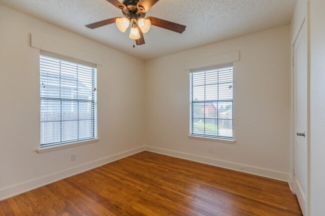 Building Photo - 3 Bedroom 2 Bath Home