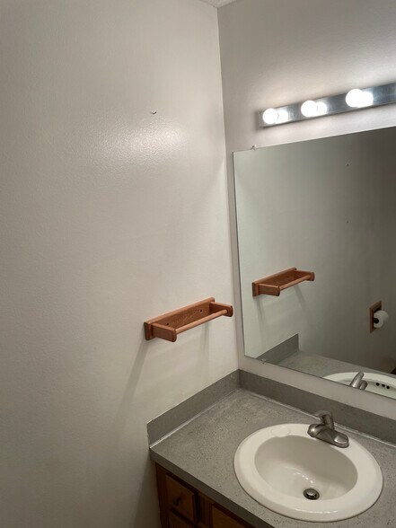 1/2 Bath - 1505 Little Bluestem Ct