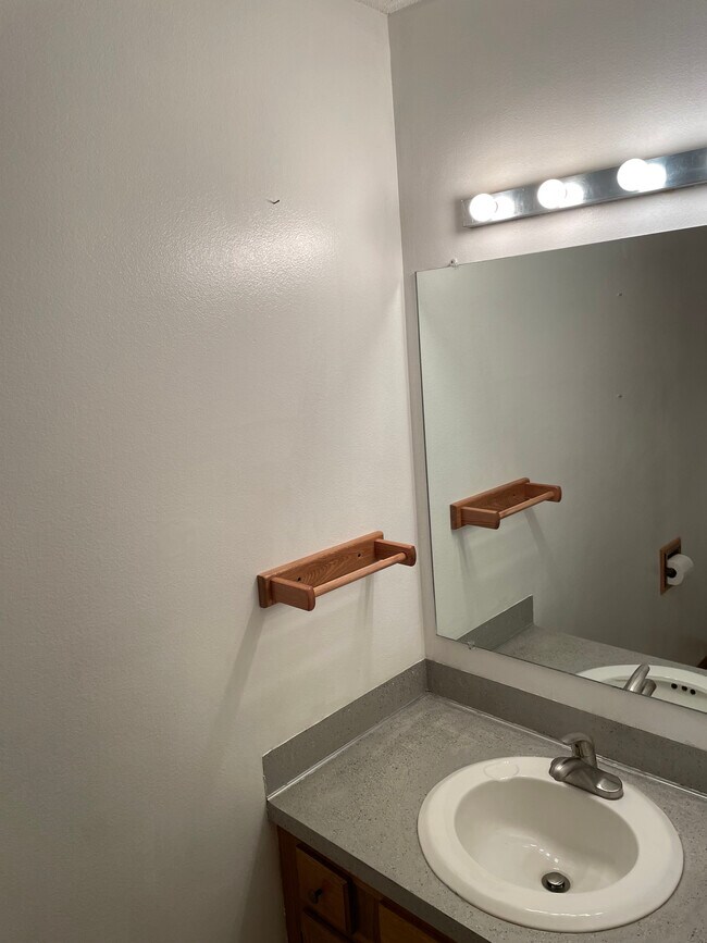 1/2 Bath - 1505 Little Bluestem Ct