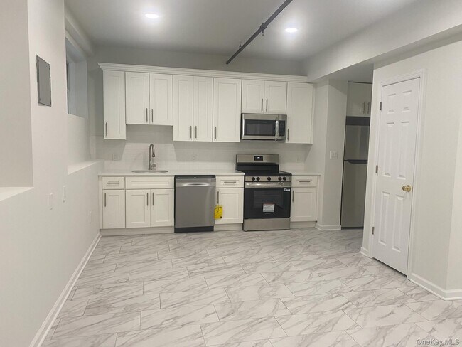 Building Photo - 94 4th Ave