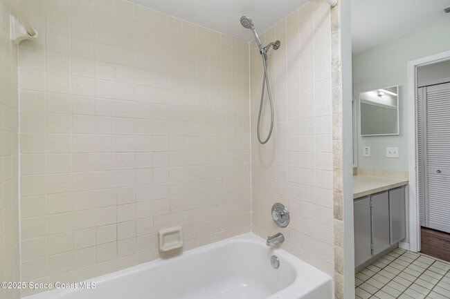 Building Photo - 841 Raintree Ave