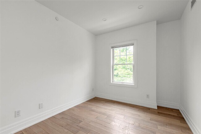 Building Photo - 22 Sagamore Hill Dr
