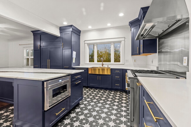 Building Photo - 1502 Tryon Rd