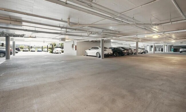 Building Photo - BEAUTIFUL TOP FLOOR  1 BED 1 BATH CONDO W/...