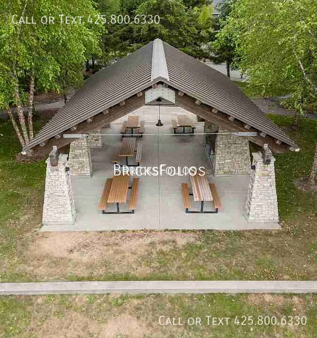 Building Photo - 10251 Eastridge Dr NE