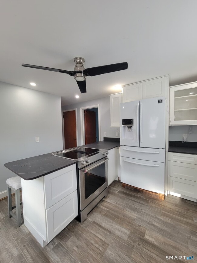 Building Photo - 895 Pleasant Valley Rd