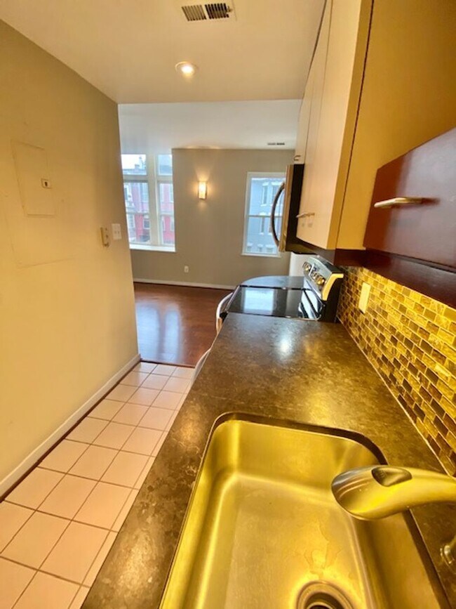 Building Photo - Dupont - West End Fabulous studio with decorative Fireplace & W/D