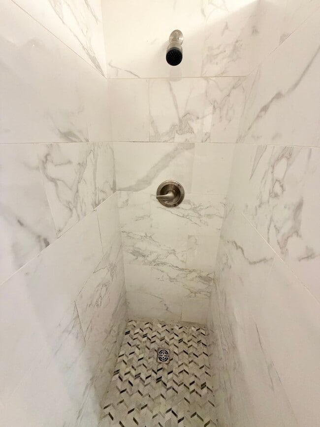 Building Photo - 3 Bedroom Apartment Superior South End Location Burlington Available 7/1! OFF STREET PARKING + LA...