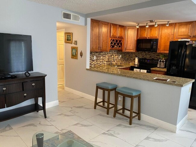 Building Photo - 579 Normandy Ln