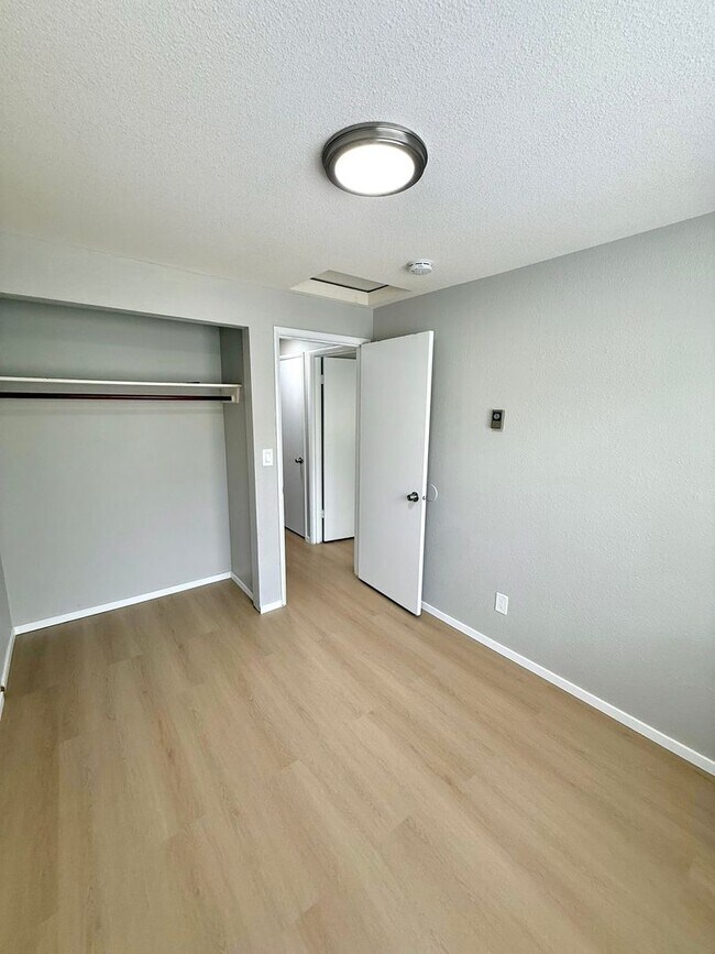 Building Photo - 4-Bedroom North Green Lake Townhouse-Style...