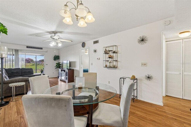Building Photo - 11110 Carriage Hill Dr