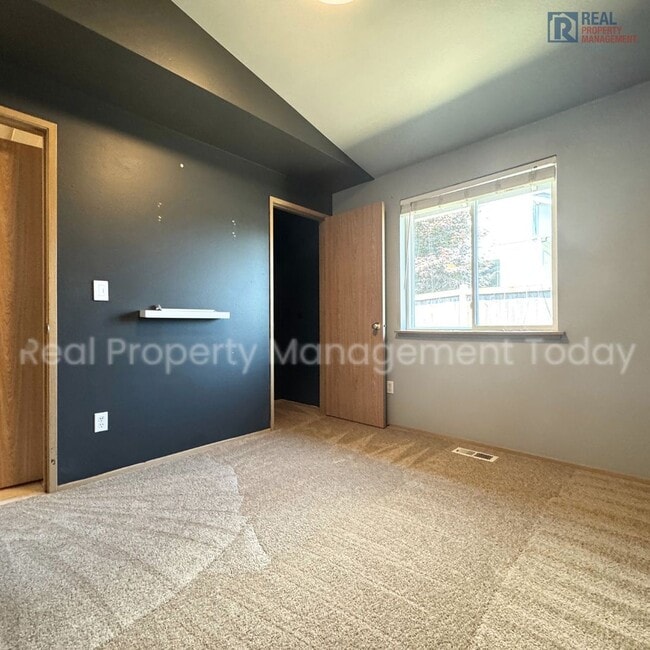 Building Photo - Great 3 bedroom home available NOW Close T...