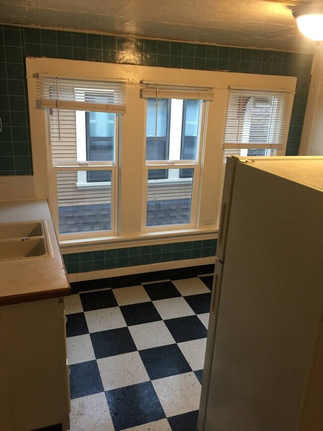 Building Photo - Very unique upper 1bed, great location! Ta...