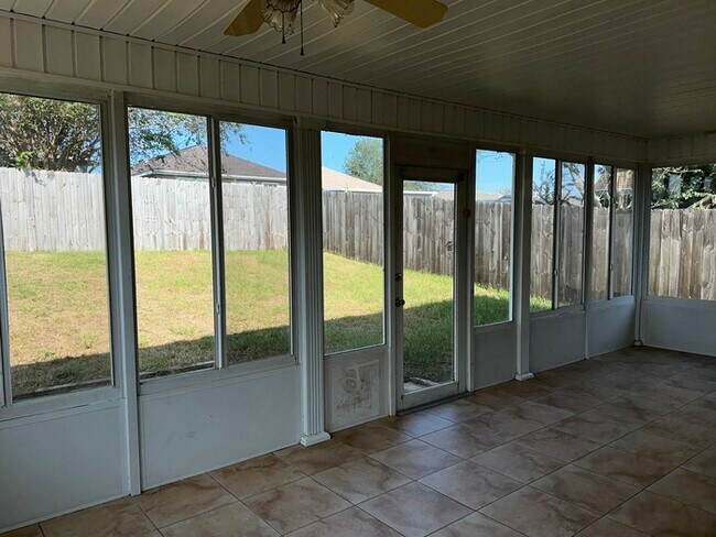 Building Photo - Cute 2/2 with garage and a nice size Flori...