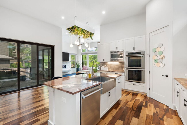 Building Photo - Modern Oasis in Bouldin Creek