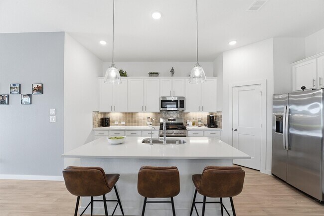 Building Photo - 8611 Pier Cove Dr