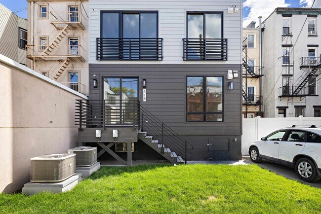 Building Photo - 318 4th St