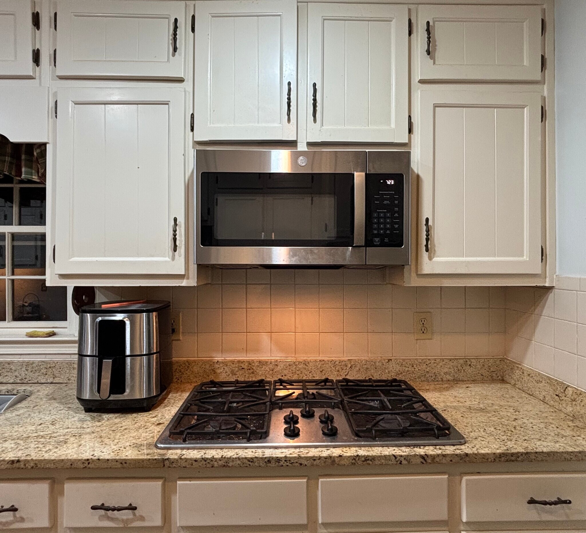 Kitchen - Microwave, Gas Cooktop and Air Fryer - 420 Cardigan Cir SW