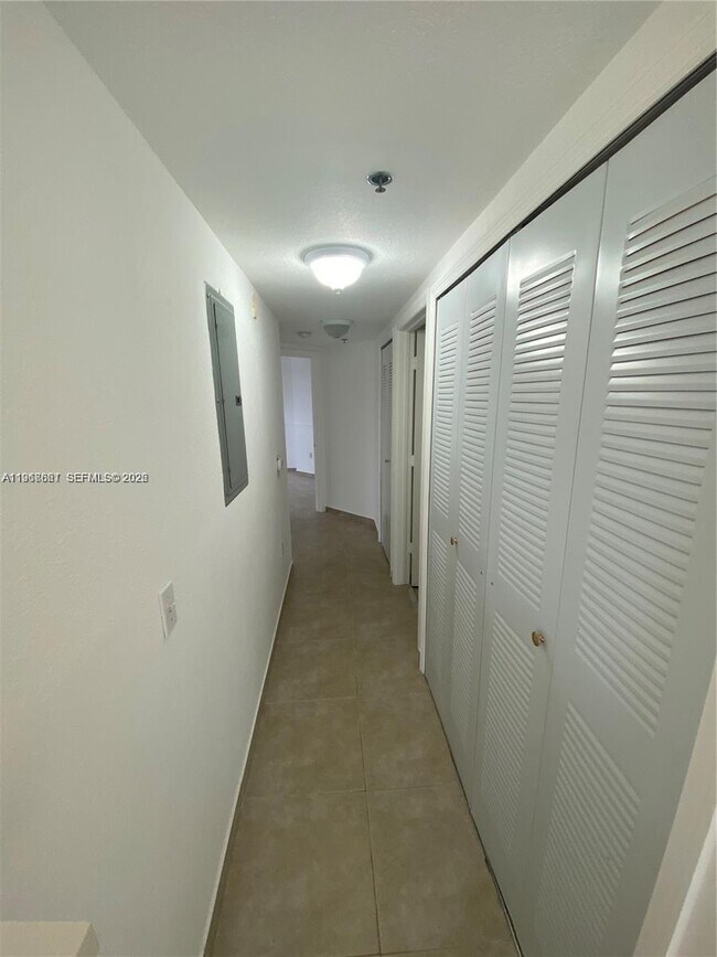 Building Photo - 9300 Fontainebleau Blvd