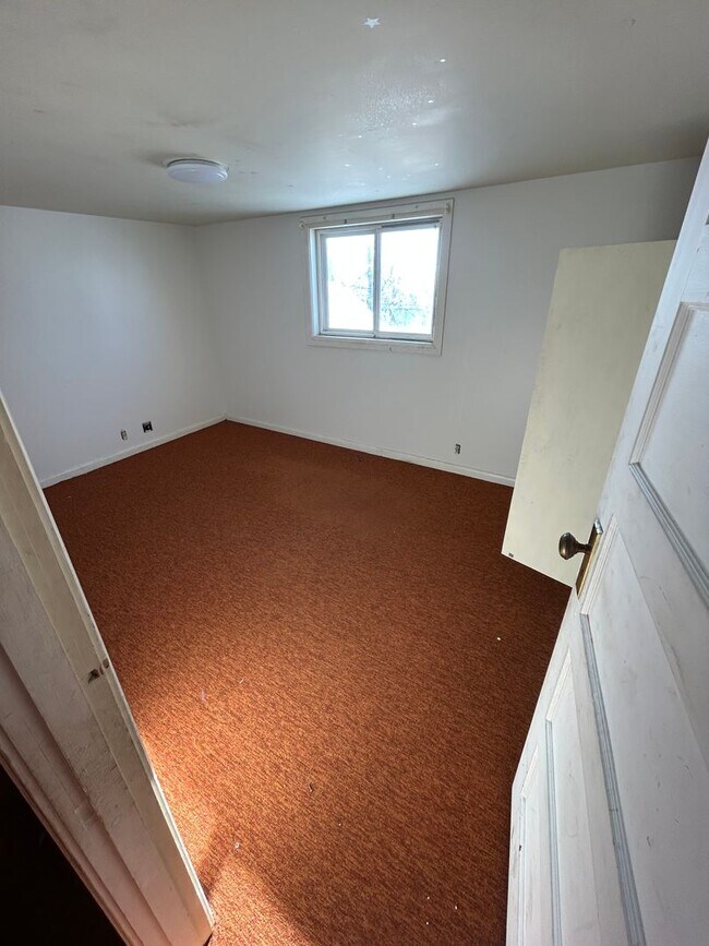 Building Photo - Charming 3 bed/1 bath country home on 5 acres with barn & small shop.