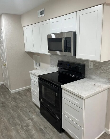 Building Photo - 3954 Cambridge Dr