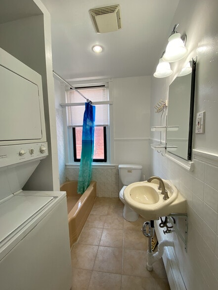 Bathroom #1 - 1414 Snyder Ave