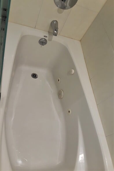 Main Bath Jetted Tub - 1580 Great Hwy