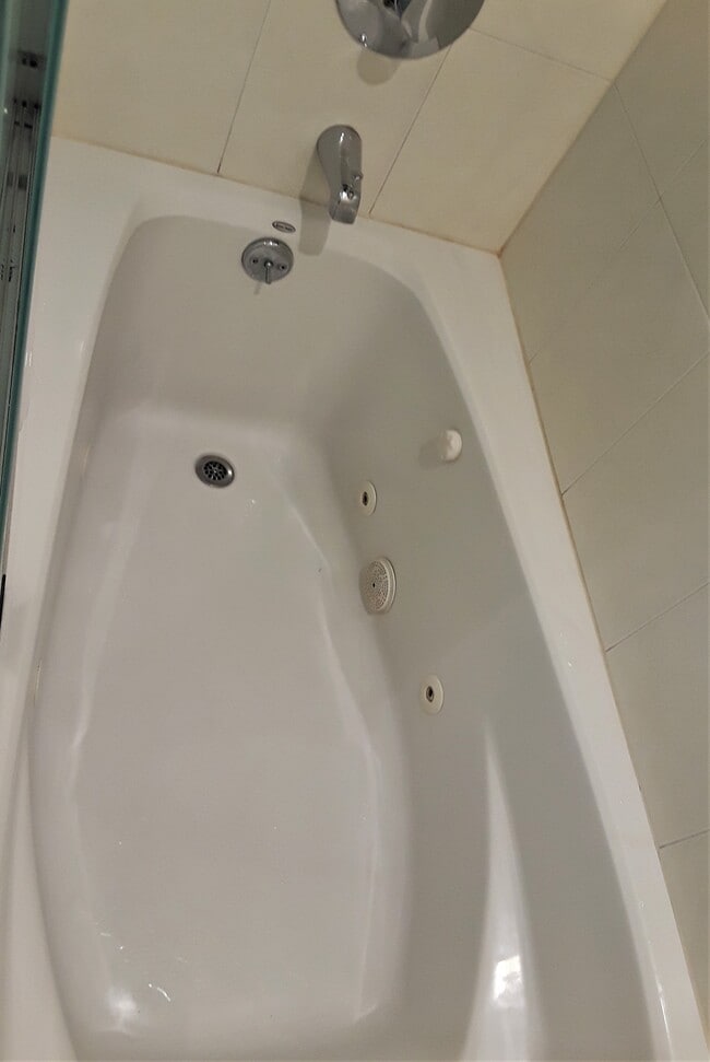 Main Bath Jetted Tub - 1580 Great Hwy