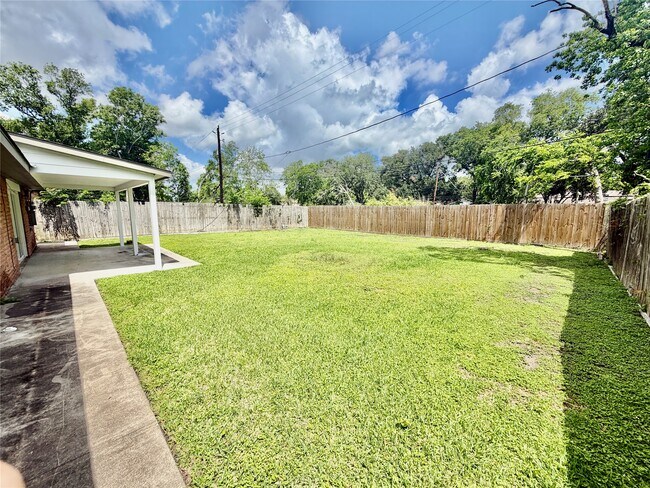 Building Photo - 5838 Ludington Dr